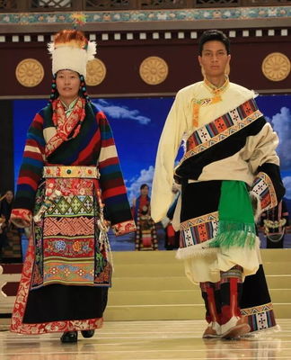 藏族穿藏袍厕所图片