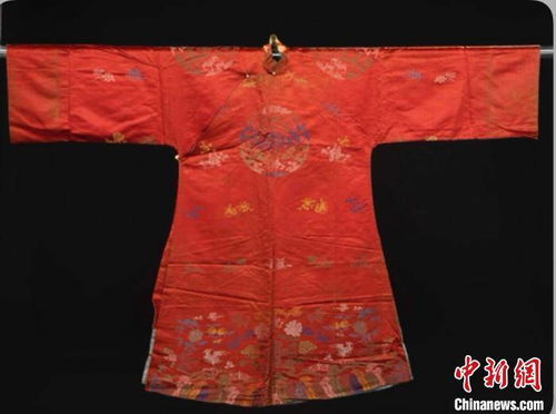 再总结当代 国风 近百件汉族服饰非遗作品在沪展出